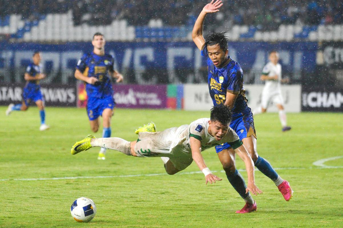 亚冠赛前再迎强敌；芝加哥公牛止住颓势；主帅态度——信心回归；轮换策略成焦点